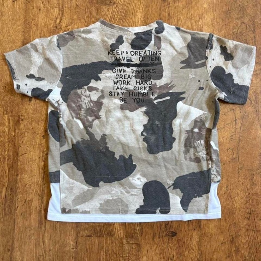 distressed star shaped camo print graphic t-shirt